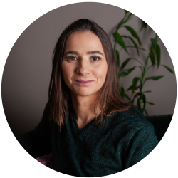 Mgr Karolina Krzeszowska Magister psychologii, certyfikowany psychoterapeuta poznawczo-behawioralny, specjalizująca się w mindfulness, prowadzi gabinet terapeutyczny i Fundację "Edukacja z Serca" w Nowym Sączu.
